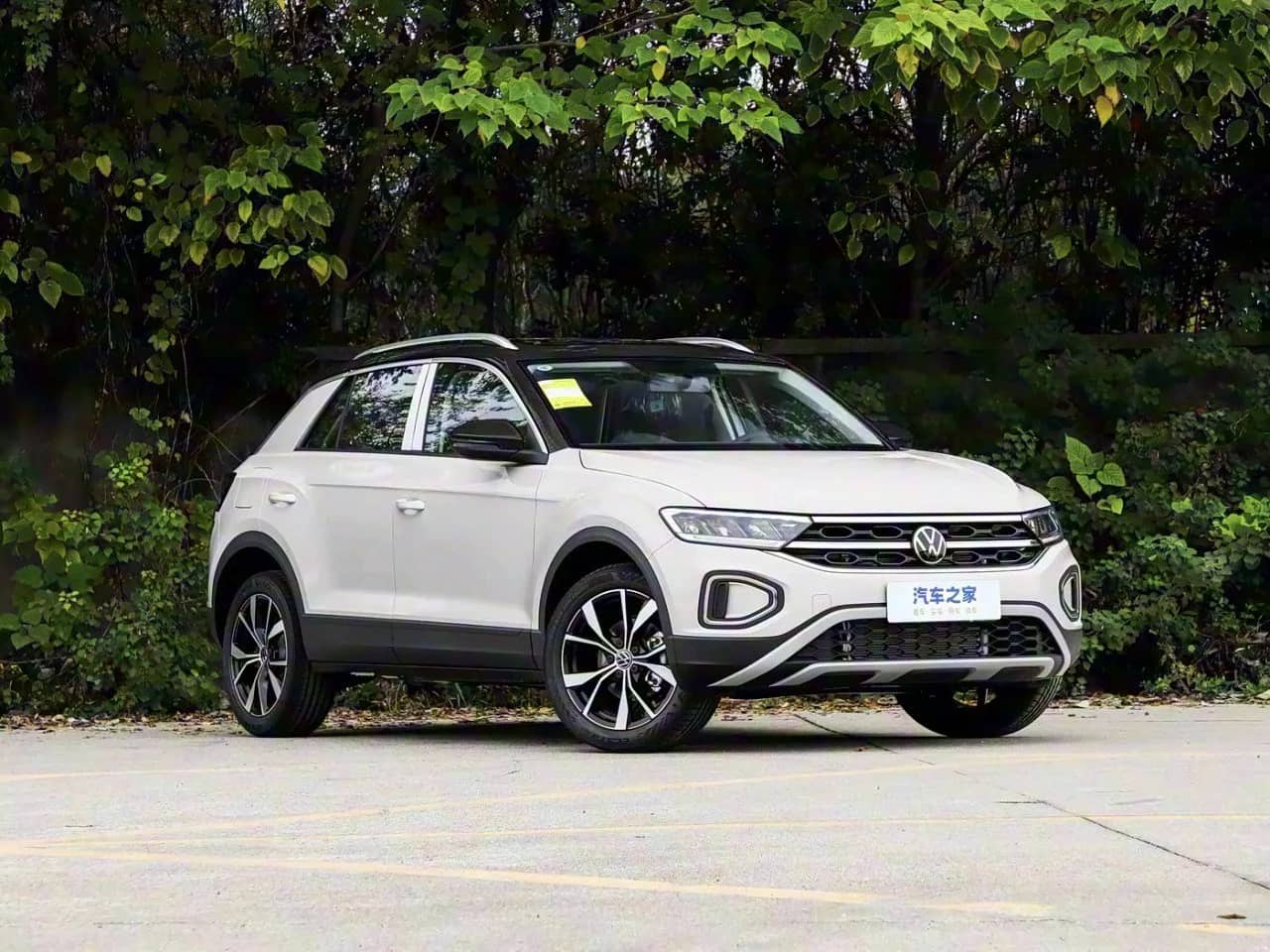 Volkswagen T-Roc 2026, Starlight, цвет чёрный — новый автомобиль под заказ